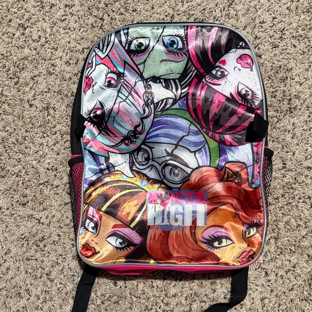 Monster High girls backpack with Velcro on front that hangs matching lunchbox - Picture 2 of 9
